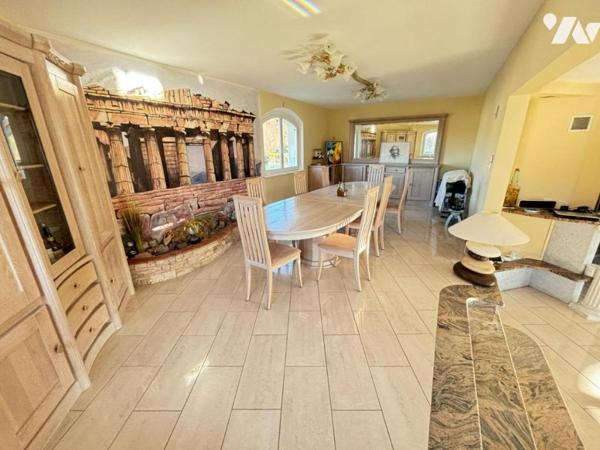 Maison 6 pièces (Construction atypique de 1992, d'environ 157 m² habitables) située dans un secte