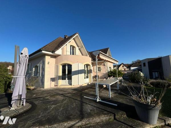 Maison 6 pièces (Construction atypique de 1992, d'environ 157 m² habitables) située dans un secte