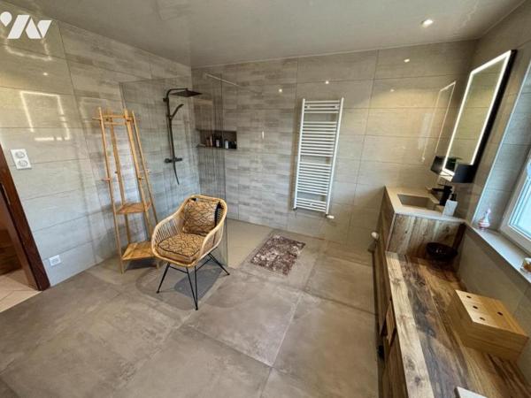 Maison 6 pièces (Construction atypique de 1992, d'environ 157 m² habitables) située dans un secte