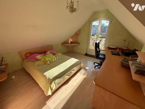 Maison 6 pièces (Construction atypique de 1992, d'environ 157 m² habitables) située dans un secte