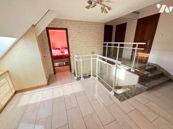 Maison 6 pièces (Construction atypique de 1992, d'environ 157 m² habitables) située dans un secte