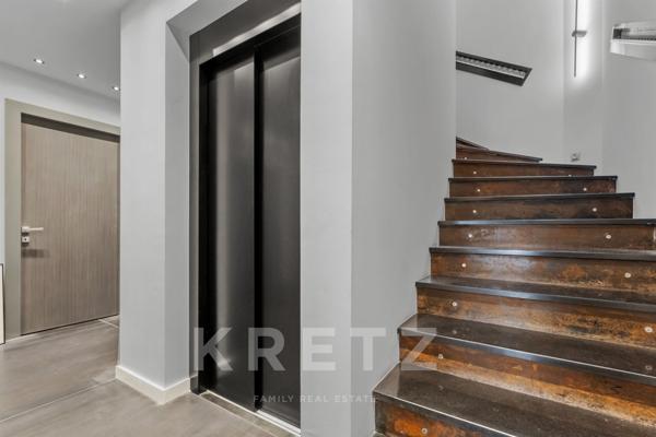 Exceptionnel Appartement Atypique au Cœur d'Antibes avec Vue Mer