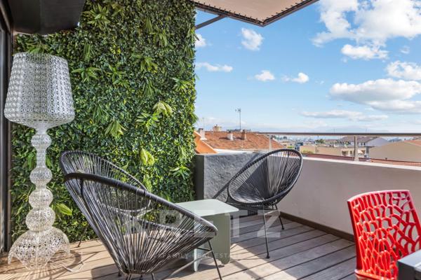 Exceptionnel Appartement Atypique au Cœur d'Antibes avec Vue Mer