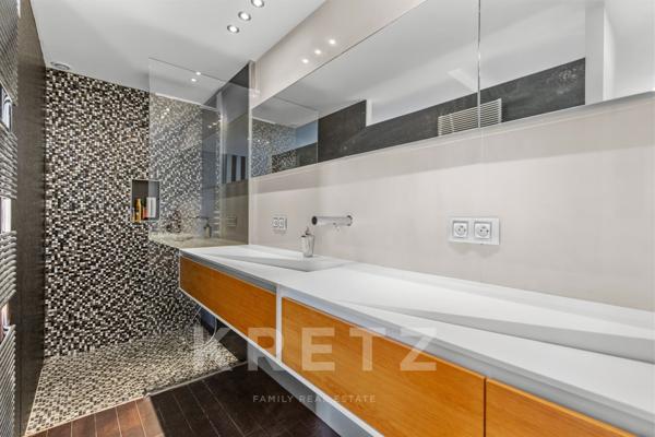 Exceptionnel Appartement Atypique au Cœur d'Antibes avec Vue Mer