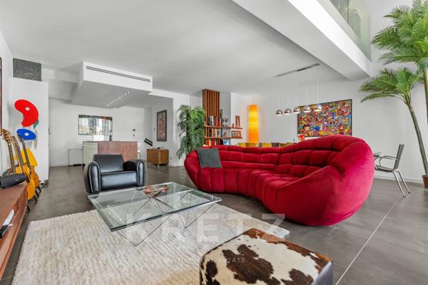 Exceptionnel Appartement Atypique au Cœur d'Antibes avec Vue Mer