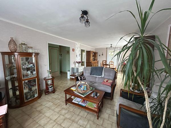 Maison familiale avec 3 chambres et un bureau idealement situee a La Suze sur Sarthe !