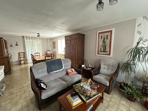 Maison familiale avec 3 chambres et un bureau idealement situee a La Suze sur Sarthe !