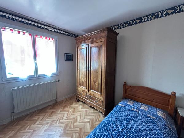 Maison familiale avec 3 chambres et un bureau idealement situee a La Suze sur Sarthe !