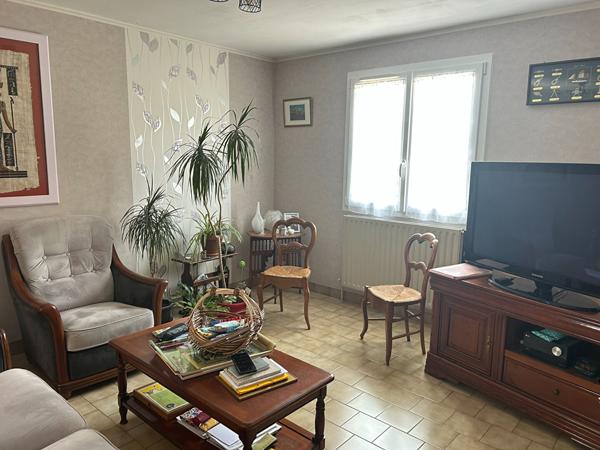 Maison familiale avec 3 chambres et un bureau idealement situee a La Suze sur Sarthe !