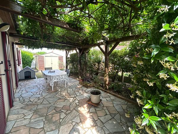 Maison familiale avec 3 chambres et un bureau idealement situee a La Suze sur Sarthe !