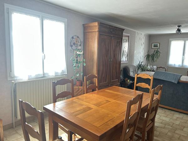 Maison familiale avec 3 chambres et un bureau idealement situee a La Suze sur Sarthe !