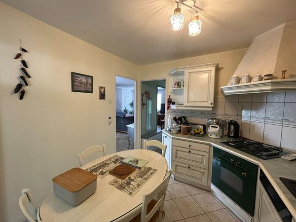 Maison familiale avec 3 chambres et un bureau idealement situee a La Suze sur Sarthe !