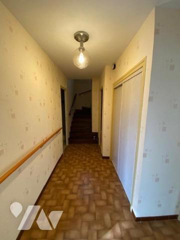 Exclusivité, une villa individuelle datant de 1978, construction en moellons et crépi, d’une surface