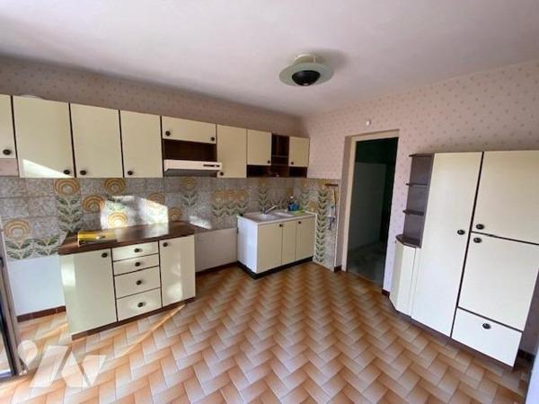 Exclusivité, une villa individuelle datant de 1978, construction en moellons et crépi, d’une surface