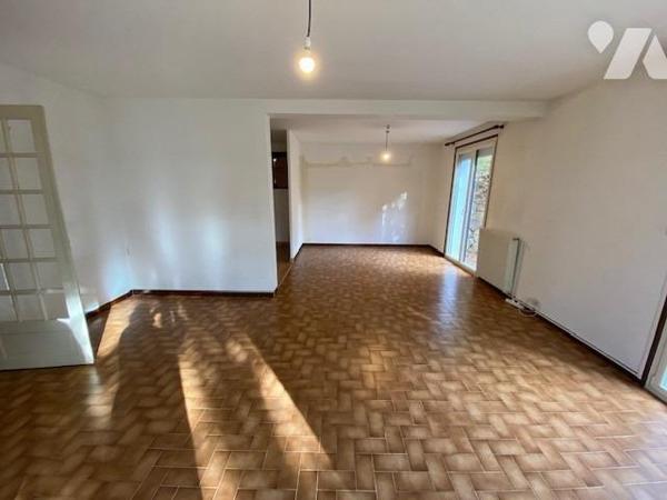 Exclusivité, une villa individuelle datant de 1978, construction en moellons et crépi, d’une surface