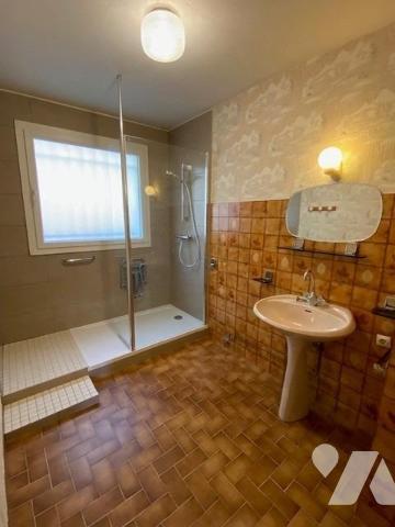 Exclusivité, une villa individuelle datant de 1978, construction en moellons et crépi, d’une surface