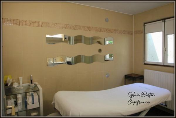 A vendre fonds de commerce - Institut de beauté - 102 m2 avec jardin intérieur proche gare RER