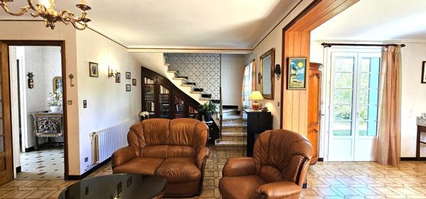 Maison T6 à Castelnaudary de 120m2, 4 CH, jardin, garage, DPE en D, proche commerce