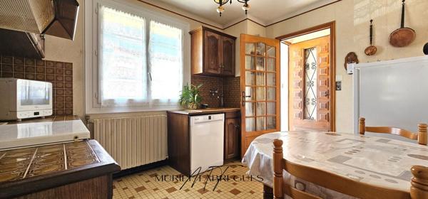 Maison T6 à Castelnaudary de 120m2, 4 CH, jardin, garage, DPE en D, proche commerce