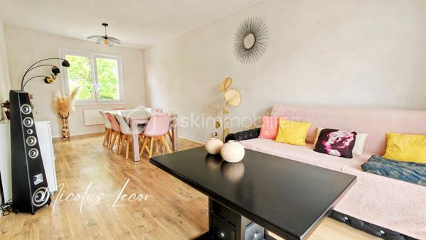 Située dans un environnement calme et résidentiel, au fond d'une impasse, cette maison individuelle rénovée en 2022 saura séduire les acquéreurs à la recherche de tranquillité, de fonctionnalité et d'un extérieur agréable sans vis-à-vis.

Édifiée sur une parcelle entièrement clôturée d'environ 750 m², elle développe environ 80 m² habitables et bénéficie d'une exposition Est/Ouest offrant une belle luminosité tout au long de la journée.

L'entrée avec rangement dessert une agréable pièce de vie lumineuse d'environ 24 m² donnant accès à un balcon, une cuisine équipée d'environ 12 m² avec un accès vers la terrasse extérieure, créant un espace convivial et chaleureux pour toute la famille.
L'espace nuit se compose de trois chambres, d'une salle de bains rénovée et d'un WC indépendant suspendu.

Le véritable atout de cette maison réside dans son sous-sol total comprenant notamment une pièce de plus de 22 m² pouvant facilement être aménagée en quatrième chambre, bureau, salle de jeux, espace cinéma ou activité professionnelle selon vos besoins. Une buanderie et un second WC complètent ce niveau.

Prestations et équipements :

• Rénovation réalisée en 2022
• VMC installée en 2024
• Double vitrage PVC
• Fibre optique
• Chauffage électrique
• Ballon d'eau chaude 300 litres
• Assainissement collectif (tout-à-l'égout)
• Garage de 24 m²
• Terrasse
• Terrain entièrement clôturé
• Absence de vis-à-vis
• Environnement calme avec voisinage agréable

Située à Bourges, à proximité des commerces, écoles, services et principaux axes de circulation, cette maison représente une belle opportunité pour une famille, un premier achat ou un projet nécessitant des espaces évolutifs.

À découvrir sans tarder.