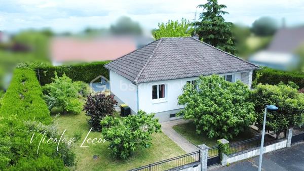 Située dans un environnement calme et résidentiel, au fond d'une impasse, cette maison individuelle rénovée en 2022 saura séduire les acquéreurs à la recherche de tranquillité, de fonctionnalité et d'un extérieur agréable sans vis-à-vis.

Édifiée sur une parcelle entièrement clôturée d'environ 750 m², elle développe environ 80 m² habitables et bénéficie d'une exposition Est/Ouest offrant une belle luminosité tout au long de la journée.

L'entrée avec rangement dessert une agréable pièce de vie lumineuse d'environ 24 m² donnant accès à un balcon, une cuisine équipée d'environ 12 m² avec un accès vers la terrasse extérieure, créant un espace convivial et chaleureux pour toute la famille.
L'espace nuit se compose de trois chambres, d'une salle de bains rénovée et d'un WC indépendant suspendu.

Le véritable atout de cette maison réside dans son sous-sol total comprenant notamment une pièce de plus de 22 m² pouvant facilement être aménagée en quatrième chambre, bureau, salle de jeux, espace cinéma ou activité professionnelle selon vos besoins. Une buanderie et un second WC complètent ce niveau.

Prestations et équipements :

• Rénovation réalisée en 2022
• VMC installée en 2024
• Double vitrage PVC
• Fibre optique
• Chauffage électrique
• Ballon d'eau chaude 300 litres
• Assainissement collectif (tout-à-l'égout)
• Garage de 24 m²
• Terrasse
• Terrain entièrement clôturé
• Absence de vis-à-vis
• Environnement calme avec voisinage agréable

Située à Bourges, à proximité des commerces, écoles, services et principaux axes de circulation, cette maison représente une belle opportunité pour une famille, un premier achat ou un projet nécessitant des espaces évolutifs.

À découvrir sans tarder.