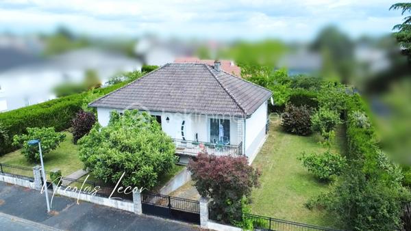 Située dans un environnement calme et résidentiel, au fond d'une impasse, cette maison individuelle rénovée en 2022 saura séduire les acquéreurs à la recherche de tranquillité, de fonctionnalité et d'un extérieur agréable sans vis-à-vis.

Édifiée sur une parcelle entièrement clôturée d'environ 750 m², elle développe environ 80 m² habitables et bénéficie d'une exposition Est/Ouest offrant une belle luminosité tout au long de la journée.

L'entrée avec rangement dessert une agréable pièce de vie lumineuse d'environ 24 m² donnant accès à un balcon, une cuisine équipée d'environ 12 m² avec un accès vers la terrasse extérieure, créant un espace convivial et chaleureux pour toute la famille.
L'espace nuit se compose de trois chambres, d'une salle de bains rénovée et d'un WC indépendant suspendu.

Le véritable atout de cette maison réside dans son sous-sol total comprenant notamment une pièce de plus de 22 m² pouvant facilement être aménagée en quatrième chambre, bureau, salle de jeux, espace cinéma ou activité professionnelle selon vos besoins. Une buanderie et un second WC complètent ce niveau.

Prestations et équipements :

• Rénovation réalisée en 2022
• VMC installée en 2024
• Double vitrage PVC
• Fibre optique
• Chauffage électrique
• Ballon d'eau chaude 300 litres
• Assainissement collectif (tout-à-l'égout)
• Garage de 24 m²
• Terrasse
• Terrain entièrement clôturé
• Absence de vis-à-vis
• Environnement calme avec voisinage agréable

Située à Bourges, à proximité des commerces, écoles, services et principaux axes de circulation, cette maison représente une belle opportunité pour une famille, un premier achat ou un projet nécessitant des espaces évolutifs.

À découvrir sans tarder.