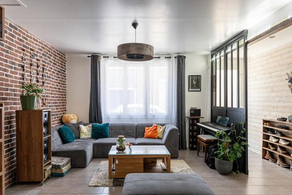 Mancelle aux accents industriels dans un quartier calme