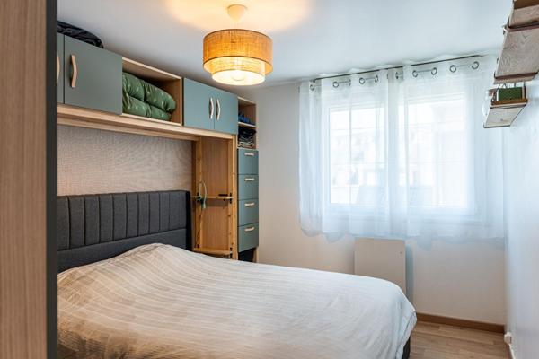 Mancelle aux accents industriels dans un quartier calme