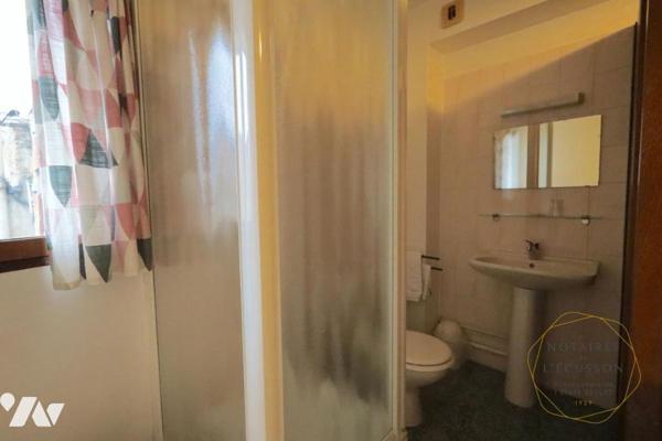 Hôtel à Vendre avec 15 chambres, 2 appartements et un local commercial