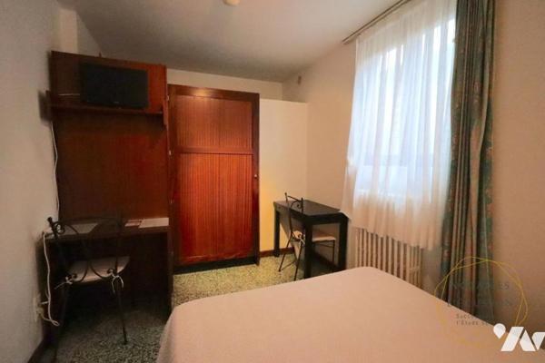 Hôtel à Vendre avec 15 chambres, 2 appartements et un local commercial