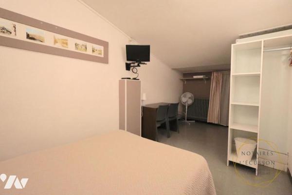 Hôtel à Vendre avec 15 chambres, 2 appartements et un local commercial