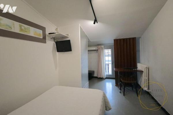 Hôtel à Vendre avec 15 chambres, 2 appartements et un local commercial