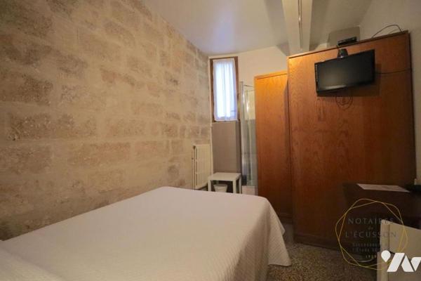 Hôtel à Vendre avec 15 chambres, 2 appartements et un local commercial