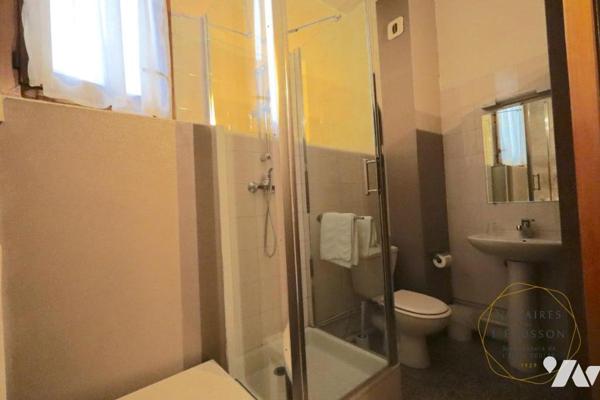 Hôtel à Vendre avec 15 chambres, 2 appartements et un local commercial