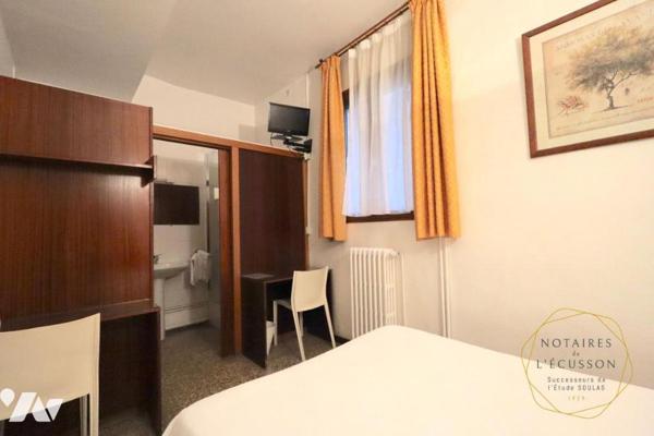 Hôtel à Vendre avec 15 chambres, 2 appartements et un local commercial