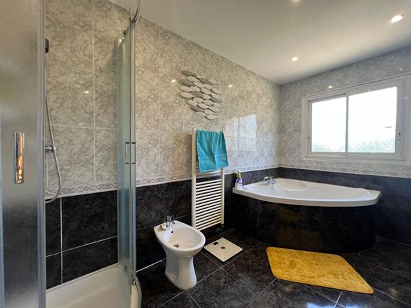 Maison Fabrègues 195 m² avec T2 indépendant de 62 m² - Grand terrain