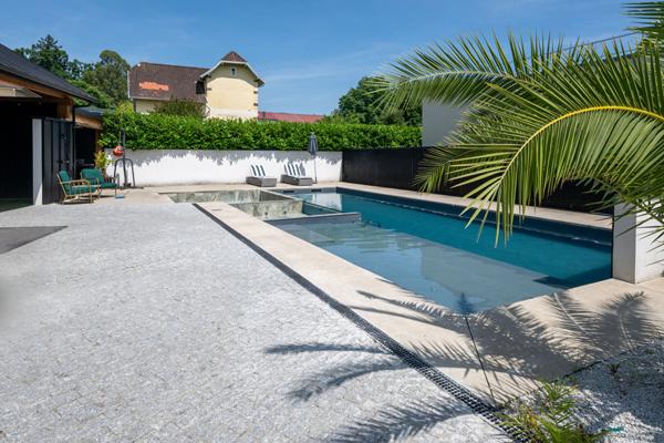 PAU, maison de ville ,6 chambres, piscine et dépendance