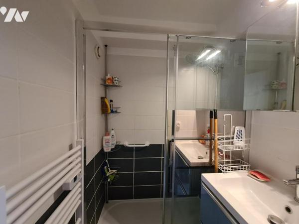 APPARTEMENT T2 au 1er étage avec ascenseur, 1 balcon, 1 cellier, 1 place de parking privatif