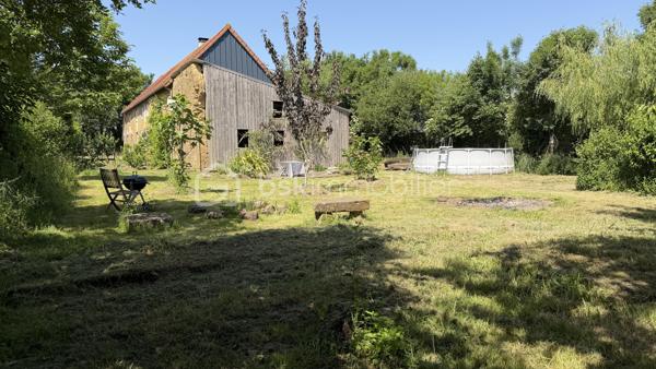 À peine à 20 minutes au sud de Saint-Lô, découvrez le parfait équilibre entre le charme authentique de l’ancien et le confort d'une rénovation moderne et éco-responsable. Nichée dans un cadre bucolique, calme et verdoyant, cette superbe longère familiale de 185 m² habitables vous offre un cadre de vie serein, où vous n'aurez plus qu'à poser vos valises.

Dès l'entrée, le ton est donné avec une vaste pièce de vie ouverte de 50 m² qui regroupe un salon chaleureux, un séjour convivial et une cuisine entièrement aménagée et équipée. Grâce à ses grandes baies vitrées, l'espace se prolonge naturellement sur la terrasse, idéale pour vos moments de détente face à la nature.Vous disposez d'une véritable vie de plain-pied grâce à deux chambres, une salle de bains et un WC installés au rez-de-chaussée.
A l'étage, l'espace nuit se poursuit avec quatre belles chambres supplémentaires, une salle d’eau avec WC, ainsi qu'un grand palier modulable selon vos envies en coin lecture ou bureau.

Au-delà de ses volumes généreux, cette propriété se distingue par la qualité technique de sa rénovation, pensée pour maximiser les économies d'énergie. Vous profiterez d'un excellent confort thermique grâce à une isolation des murs performante, des huisseries en PVC double vitrage, une VMC et un système de chauffage central par chaudière à granulés. L'électricité a été entièrement refaite en 2010 et, touche écologique ultime, l'assainissement est assuré par un système de phyto-épuration parfaitement intégré à son environnement.

Pour parfaire ce bien rare, une cave et un bâtiment attenant offrent un formidable potentiel d’aménagement supplémentaire, que ce soit pour un atelier d'artiste, une profession libérale ou du stockage. Une opportunité unique pour les amoureux d'espace, de nature et de tranquillité.