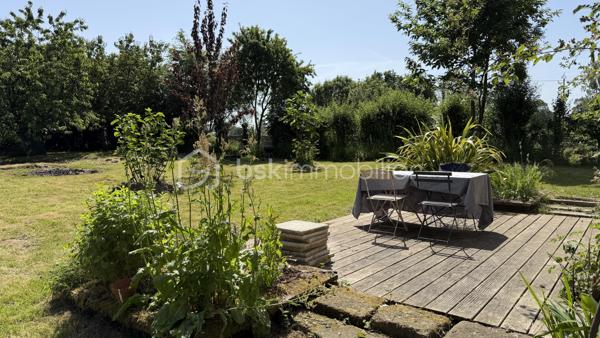 À peine à 20 minutes au sud de Saint-Lô, découvrez le parfait équilibre entre le charme authentique de l’ancien et le confort d'une rénovation moderne et éco-responsable. Nichée dans un cadre bucolique, calme et verdoyant, cette superbe longère familiale de 185 m² habitables vous offre un cadre de vie serein, où vous n'aurez plus qu'à poser vos valises.

Dès l'entrée, le ton est donné avec une vaste pièce de vie ouverte de 50 m² qui regroupe un salon chaleureux, un séjour convivial et une cuisine entièrement aménagée et équipée. Grâce à ses grandes baies vitrées, l'espace se prolonge naturellement sur la terrasse, idéale pour vos moments de détente face à la nature.Vous disposez d'une véritable vie de plain-pied grâce à deux chambres, une salle de bains et un WC installés au rez-de-chaussée.
A l'étage, l'espace nuit se poursuit avec quatre belles chambres supplémentaires, une salle d’eau avec WC, ainsi qu'un grand palier modulable selon vos envies en coin lecture ou bureau.

Au-delà de ses volumes généreux, cette propriété se distingue par la qualité technique de sa rénovation, pensée pour maximiser les économies d'énergie. Vous profiterez d'un excellent confort thermique grâce à une isolation des murs performante, des huisseries en PVC double vitrage, une VMC et un système de chauffage central par chaudière à granulés. L'électricité a été entièrement refaite en 2010 et, touche écologique ultime, l'assainissement est assuré par un système de phyto-épuration parfaitement intégré à son environnement.

Pour parfaire ce bien rare, une cave et un bâtiment attenant offrent un formidable potentiel d’aménagement supplémentaire, que ce soit pour un atelier d'artiste, une profession libérale ou du stockage. Une opportunité unique pour les amoureux d'espace, de nature et de tranquillité.