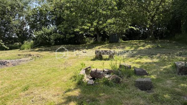 À peine à 20 minutes au sud de Saint-Lô, découvrez le parfait équilibre entre le charme authentique de l’ancien et le confort d'une rénovation moderne et éco-responsable. Nichée dans un cadre bucolique, calme et verdoyant, cette superbe longère familiale de 185 m² habitables vous offre un cadre de vie serein, où vous n'aurez plus qu'à poser vos valises.

Dès l'entrée, le ton est donné avec une vaste pièce de vie ouverte de 50 m² qui regroupe un salon chaleureux, un séjour convivial et une cuisine entièrement aménagée et équipée. Grâce à ses grandes baies vitrées, l'espace se prolonge naturellement sur la terrasse, idéale pour vos moments de détente face à la nature.Vous disposez d'une véritable vie de plain-pied grâce à deux chambres, une salle de bains et un WC installés au rez-de-chaussée.
A l'étage, l'espace nuit se poursuit avec quatre belles chambres supplémentaires, une salle d’eau avec WC, ainsi qu'un grand palier modulable selon vos envies en coin lecture ou bureau.

Au-delà de ses volumes généreux, cette propriété se distingue par la qualité technique de sa rénovation, pensée pour maximiser les économies d'énergie. Vous profiterez d'un excellent confort thermique grâce à une isolation des murs performante, des huisseries en PVC double vitrage, une VMC et un système de chauffage central par chaudière à granulés. L'électricité a été entièrement refaite en 2010 et, touche écologique ultime, l'assainissement est assuré par un système de phyto-épuration parfaitement intégré à son environnement.

Pour parfaire ce bien rare, une cave et un bâtiment attenant offrent un formidable potentiel d’aménagement supplémentaire, que ce soit pour un atelier d'artiste, une profession libérale ou du stockage. Une opportunité unique pour les amoureux d'espace, de nature et de tranquillité.