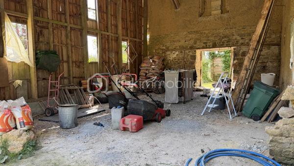 À peine à 20 minutes au sud de Saint-Lô, découvrez le parfait équilibre entre le charme authentique de l’ancien et le confort d'une rénovation moderne et éco-responsable. Nichée dans un cadre bucolique, calme et verdoyant, cette superbe longère familiale de 185 m² habitables vous offre un cadre de vie serein, où vous n'aurez plus qu'à poser vos valises.

Dès l'entrée, le ton est donné avec une vaste pièce de vie ouverte de 50 m² qui regroupe un salon chaleureux, un séjour convivial et une cuisine entièrement aménagée et équipée. Grâce à ses grandes baies vitrées, l'espace se prolonge naturellement sur la terrasse, idéale pour vos moments de détente face à la nature.Vous disposez d'une véritable vie de plain-pied grâce à deux chambres, une salle de bains et un WC installés au rez-de-chaussée.
A l'étage, l'espace nuit se poursuit avec quatre belles chambres supplémentaires, une salle d’eau avec WC, ainsi qu'un grand palier modulable selon vos envies en coin lecture ou bureau.

Au-delà de ses volumes généreux, cette propriété se distingue par la qualité technique de sa rénovation, pensée pour maximiser les économies d'énergie. Vous profiterez d'un excellent confort thermique grâce à une isolation des murs performante, des huisseries en PVC double vitrage, une VMC et un système de chauffage central par chaudière à granulés. L'électricité a été entièrement refaite en 2010 et, touche écologique ultime, l'assainissement est assuré par un système de phyto-épuration parfaitement intégré à son environnement.

Pour parfaire ce bien rare, une cave et un bâtiment attenant offrent un formidable potentiel d’aménagement supplémentaire, que ce soit pour un atelier d'artiste, une profession libérale ou du stockage. Une opportunité unique pour les amoureux d'espace, de nature et de tranquillité.