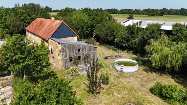 À peine à 20 minutes au sud de Saint-Lô, découvrez le parfait équilibre entre le charme authentique de l’ancien et le confort d'une rénovation moderne et éco-responsable. Nichée dans un cadre bucolique, calme et verdoyant, cette superbe longère familiale de 185 m² habitables vous offre un cadre de vie serein, où vous n'aurez plus qu'à poser vos valises.

Dès l'entrée, le ton est donné avec une vaste pièce de vie ouverte de 50 m² qui regroupe un salon chaleureux, un séjour convivial et une cuisine entièrement aménagée et équipée. Grâce à ses grandes baies vitrées, l'espace se prolonge naturellement sur la terrasse, idéale pour vos moments de détente face à la nature.Vous disposez d'une véritable vie de plain-pied grâce à deux chambres, une salle de bains et un WC installés au rez-de-chaussée.
A l'étage, l'espace nuit se poursuit avec quatre belles chambres supplémentaires, une salle d’eau avec WC, ainsi qu'un grand palier modulable selon vos envies en coin lecture ou bureau.

Au-delà de ses volumes généreux, cette propriété se distingue par la qualité technique de sa rénovation, pensée pour maximiser les économies d'énergie. Vous profiterez d'un excellent confort thermique grâce à une isolation des murs performante, des huisseries en PVC double vitrage, une VMC et un système de chauffage central par chaudière à granulés. L'électricité a été entièrement refaite en 2010 et, touche écologique ultime, l'assainissement est assuré par un système de phyto-épuration parfaitement intégré à son environnement.

Pour parfaire ce bien rare, une cave et un bâtiment attenant offrent un formidable potentiel d’aménagement supplémentaire, que ce soit pour un atelier d'artiste, une profession libérale ou du stockage. Une opportunité unique pour les amoureux d'espace, de nature et de tranquillité.