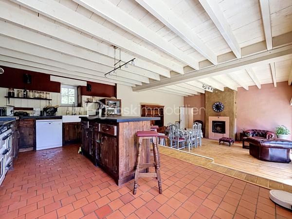À peine à 20 minutes au sud de Saint-Lô, découvrez le parfait équilibre entre le charme authentique de l’ancien et le confort d'une rénovation moderne et éco-responsable. Nichée dans un cadre bucolique, calme et verdoyant, cette superbe longère familiale de 185 m² habitables vous offre un cadre de vie serein, où vous n'aurez plus qu'à poser vos valises.

Dès l'entrée, le ton est donné avec une vaste pièce de vie ouverte de 50 m² qui regroupe un salon chaleureux, un séjour convivial et une cuisine entièrement aménagée et équipée. Grâce à ses grandes baies vitrées, l'espace se prolonge naturellement sur la terrasse, idéale pour vos moments de détente face à la nature.Vous disposez d'une véritable vie de plain-pied grâce à deux chambres, une salle de bains et un WC installés au rez-de-chaussée.
A l'étage, l'espace nuit se poursuit avec quatre belles chambres supplémentaires, une salle d’eau avec WC, ainsi qu'un grand palier modulable selon vos envies en coin lecture ou bureau.

Au-delà de ses volumes généreux, cette propriété se distingue par la qualité technique de sa rénovation, pensée pour maximiser les économies d'énergie. Vous profiterez d'un excellent confort thermique grâce à une isolation des murs performante, des huisseries en PVC double vitrage, une VMC et un système de chauffage central par chaudière à granulés. L'électricité a été entièrement refaite en 2010 et, touche écologique ultime, l'assainissement est assuré par un système de phyto-épuration parfaitement intégré à son environnement.

Pour parfaire ce bien rare, une cave et un bâtiment attenant offrent un formidable potentiel d’aménagement supplémentaire, que ce soit pour un atelier d'artiste, une profession libérale ou du stockage. Une opportunité unique pour les amoureux d'espace, de nature et de tranquillité.