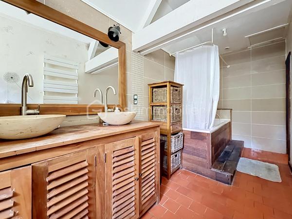 À peine à 20 minutes au sud de Saint-Lô, découvrez le parfait équilibre entre le charme authentique de l’ancien et le confort d'une rénovation moderne et éco-responsable. Nichée dans un cadre bucolique, calme et verdoyant, cette superbe longère familiale de 185 m² habitables vous offre un cadre de vie serein, où vous n'aurez plus qu'à poser vos valises.

Dès l'entrée, le ton est donné avec une vaste pièce de vie ouverte de 50 m² qui regroupe un salon chaleureux, un séjour convivial et une cuisine entièrement aménagée et équipée. Grâce à ses grandes baies vitrées, l'espace se prolonge naturellement sur la terrasse, idéale pour vos moments de détente face à la nature.Vous disposez d'une véritable vie de plain-pied grâce à deux chambres, une salle de bains et un WC installés au rez-de-chaussée.
A l'étage, l'espace nuit se poursuit avec quatre belles chambres supplémentaires, une salle d’eau avec WC, ainsi qu'un grand palier modulable selon vos envies en coin lecture ou bureau.

Au-delà de ses volumes généreux, cette propriété se distingue par la qualité technique de sa rénovation, pensée pour maximiser les économies d'énergie. Vous profiterez d'un excellent confort thermique grâce à une isolation des murs performante, des huisseries en PVC double vitrage, une VMC et un système de chauffage central par chaudière à granulés. L'électricité a été entièrement refaite en 2010 et, touche écologique ultime, l'assainissement est assuré par un système de phyto-épuration parfaitement intégré à son environnement.

Pour parfaire ce bien rare, une cave et un bâtiment attenant offrent un formidable potentiel d’aménagement supplémentaire, que ce soit pour un atelier d'artiste, une profession libérale ou du stockage. Une opportunité unique pour les amoureux d'espace, de nature et de tranquillité.