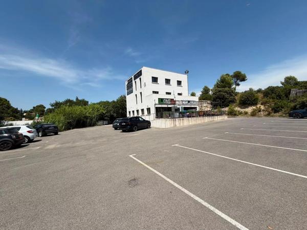 Location                                                      Bureau
                        
                     1 pièces                      25 m2                     à Velaux