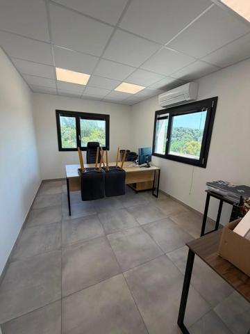 Location                                                      Bureau
                        
                     1 pièces                      25 m2                     à Velaux