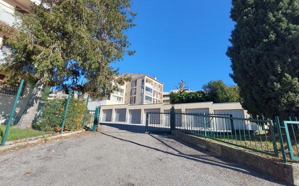 Stationnement à louer    Manosque