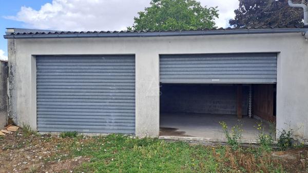 Proche mairie de l'Isle d'Espagnac garage double