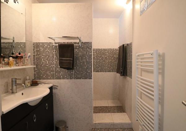 Maison 9 pièces avec jardin, garage et dépendance